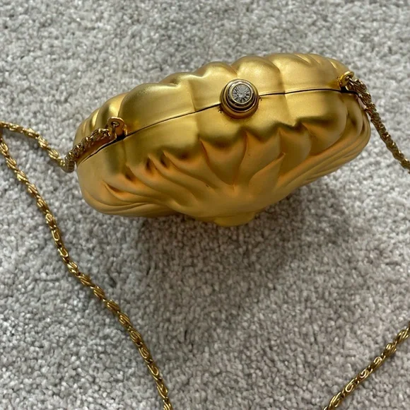 🚚 MOVING SALE Vintage brushed gold Lion's Head hard case minaudière crossbody - Picture 8 of 15